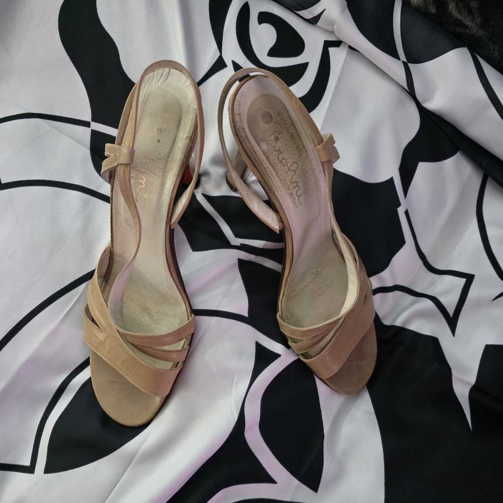 Elegant Tan and Red Women's Heels - Picture 3 of 8